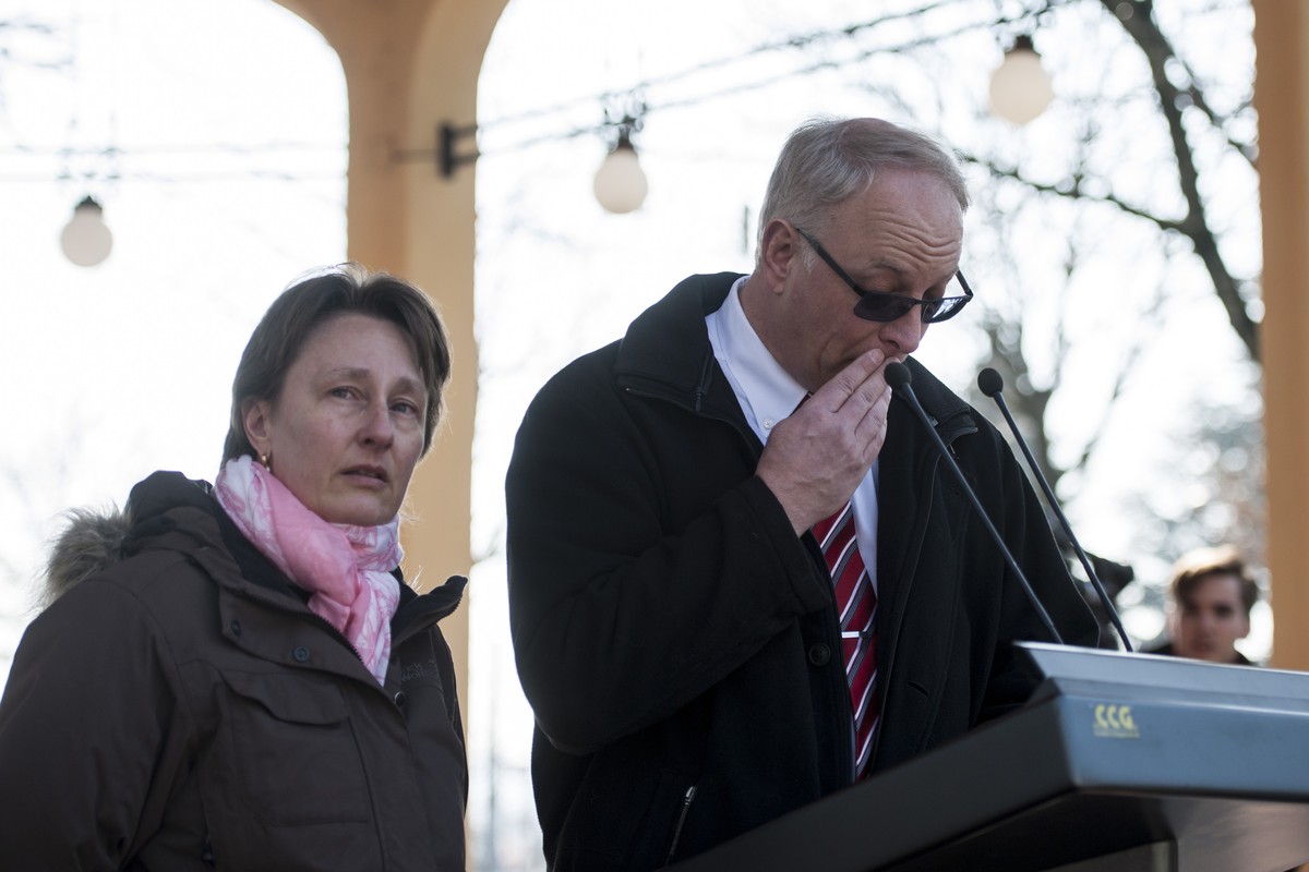 Die Grosseltern der Kinder sprechen an der Mahnwache fuer die getoeteten Flaacher Geschwister und fordern die Entmachtung der KESB am Freitag, 13. Maerz 2015, in Zuerich. (KEYSTONE/Ennio Leanza)
