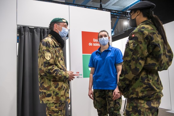 Une militaire discute avec la cellule communication de l&#039;Armee avant de vacciner une personne avec le vaccin moderna dans le centre de vaccination de Polyexpo le mardi 21 decembre 2021 a La Chaux ...