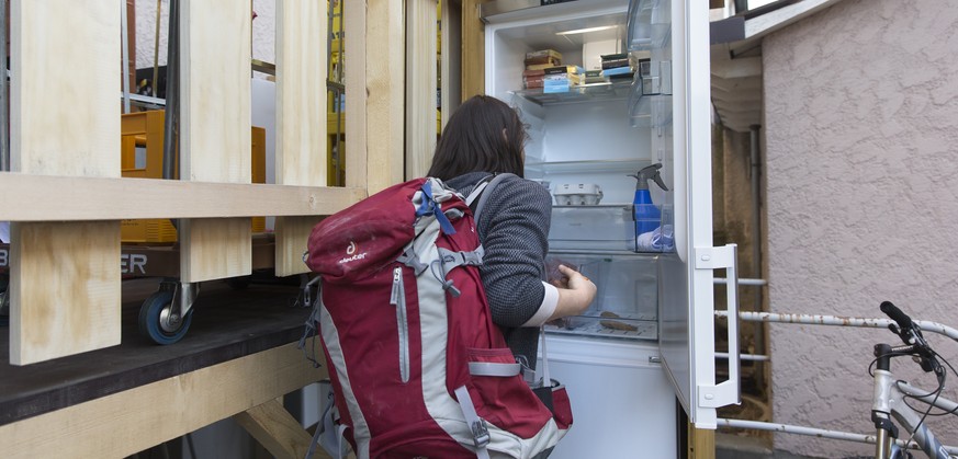 Eine Studentin nimmt Nahrungsmittel aus einem oeffentlichen Kuehlschrank im Hinterhof des Lola-Ladens, am Mittwoch, 8. April 2015 in Bern. Im Berner Lorraine Quartier stehen zwei Gemeinschaftskuehlsch ...