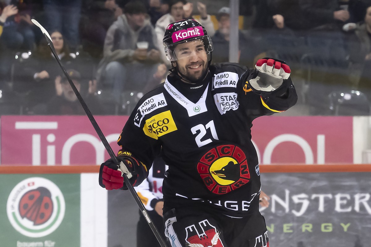 Simon Moser (SCB) jubelt nach seinem Tor zum 1-0 beim Eishockey Meisterschaftsspiel der National League zwischen SC Bern, SCB, und Lausanne HC, LHC,, am Freitag, 1. November 2024, in der PostFinance A ...