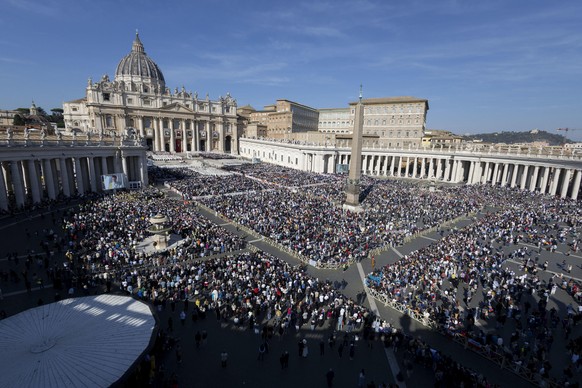 epa12464320 Faithful attend the canonization mass of seven new saints led by Pope Leo XIV in St. Peter's Square, in the Vatican, 19 October 2025. Pope Leo XIV will canonize seven new saints durin ...