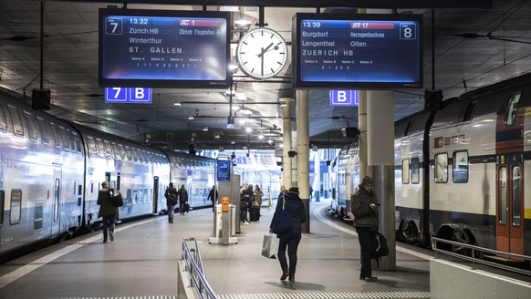 ARCHIVBILD ZUR GEPLANTEN RUECKKEHR ZUM NORMALEN FAHRPLAN --- Der Intercityzug IC1, links, und der Interregionalzug IR17 stehen im Bahnhof Bern, am Mittwoch, 13. Dezember 2017. (KEYSTONE/Peter Klaunzer ...