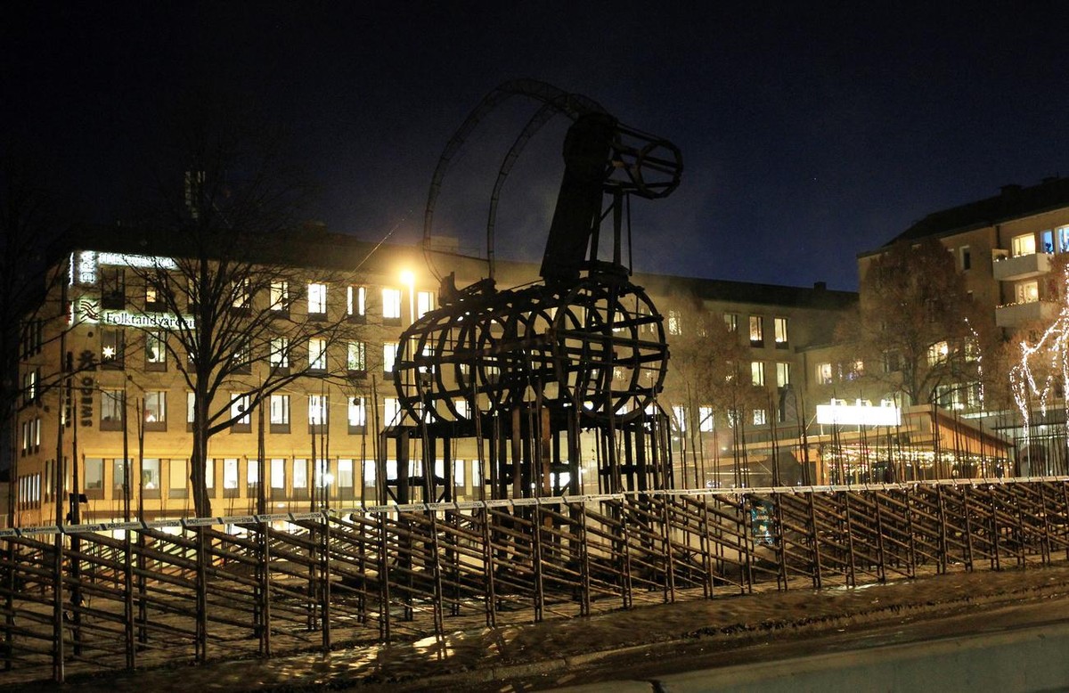epa09646249 A charred framework is left after the famous Christmas Goat (Yule Goat, or 'Gaevlebocken' in Swedish) in Gaevle, Sweden has burned down on 17 December 2021. When rescue service a ...
