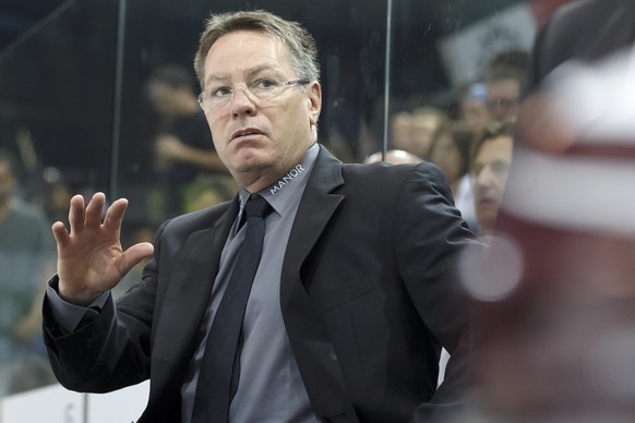 ARCHIVBILD ZUR ABSETZUNG VON CHRIS MCSORLEY ALS TRAINER DES HC SERVETTE GENF GSHC --- Geneve-Servette&#039;s Head coach Chris McSorley gestures, during the game of National League A (NLA) Swiss Champi ...