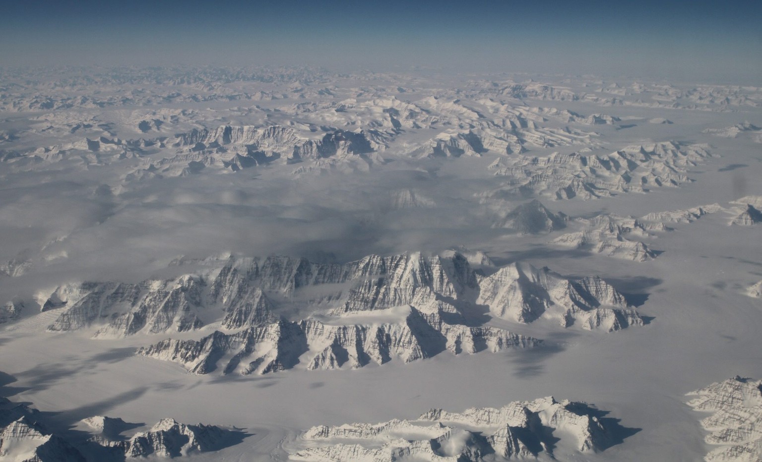 epa05234905 An aerial view made available by The Oceans Melting Greenland (OMG) field campaign team, flying NASA's G-III aircraft over Greenland at about 40,000 feet on 26 March 2016. On a clear day,  ...