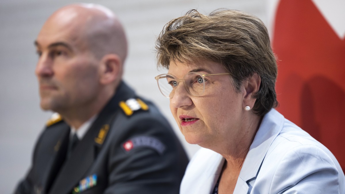 Bundesraetin Viola Amherd spricht neben Thomas Suessli, Chef der Armee, waehrend einer Medienkonferenz zum Zusatzbericht zum Sicherheitspolitischen Bericht 2021 ueber die Folgen des Krieges in der Ukr ...