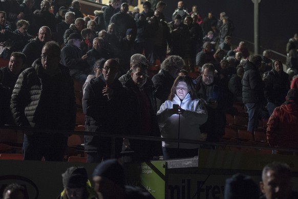 Die Lichter des Stadion Bruegglifeld gehen vor dem Spiel aus beim Challenge League Meisterschaftsspiel zwischen dem FC Aarau und dem FC Zuerich vom Montag, 13.Maerz 2017, in Aarau. (KEYSTONE/Urs Fluee ...