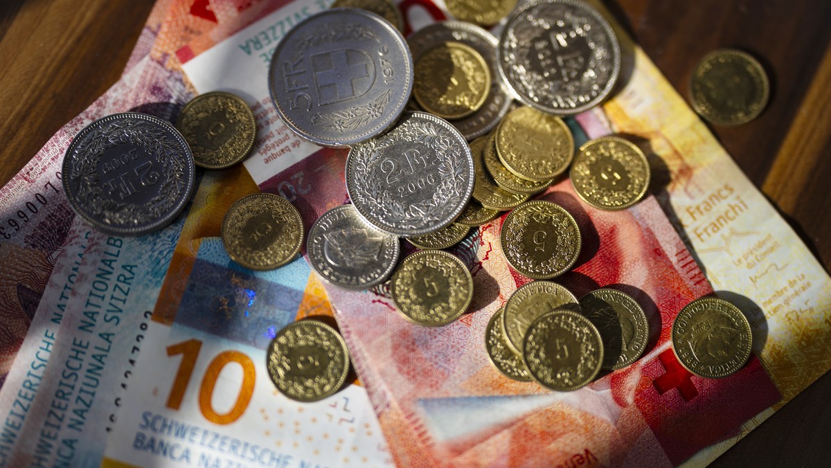 Schweizer Franken in Noten und Muenzen in dieser Illustrationsaufnahme, am Freitag, 13. Februar 2024 in Zuerich. Der Schweizer Franken hat nach der Bekanntgabe ueberraschend tiefer Inflationsdaten geg ...