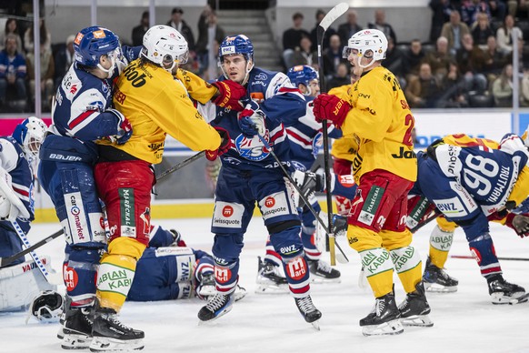 Patrick Geering (ZSC), Phil Baltisberger (SCL), Pontus Aberg (ZSC), Joel Salzgeber (SCL) und Dario Trutmann (ZSC), von links, sind in eine Schlaegerei verwickelt im Spiel der Eishockey National League ...
