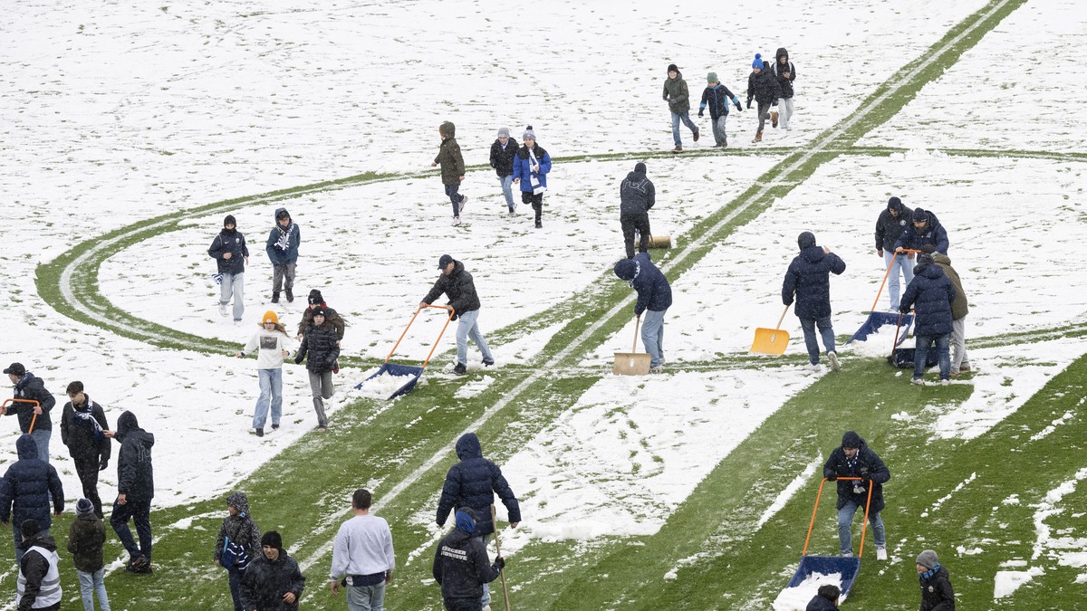 Zuercher Fans helfen bei der Schneeraeumung im Fussball Meisterschaftsspiel der Super League zwischen dem FC Zuerich und dem FC St. Gallen im Letzigrund, am Sonntag, 21. April 2024 in Zuerich. (KEYSTO ...