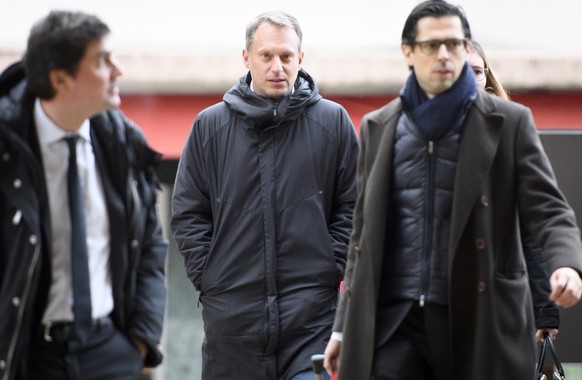 LÕancien joueur de tennis valaisan Yves Allegro, centre, arrive pour son proces entoure de ses avocats Guillaume Grand, gauche, et Pierre-Damien Eggly, droite, ce lundi 9 decembre 2019 au Tribunal du  ...