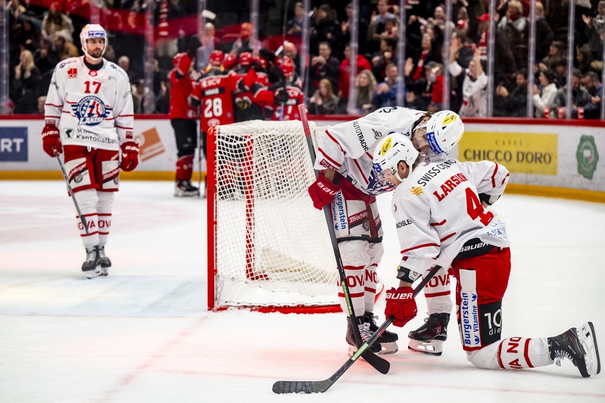 Deception des joueurs Igor Jelovac (SCRJ), Luca Capaul (SCRJ) et Jacob Larsson (SCRJ), de gauche a droite, apres le but en prolongation, marque par Sami Niku (LHC) lors du match de championnat suisse  ...