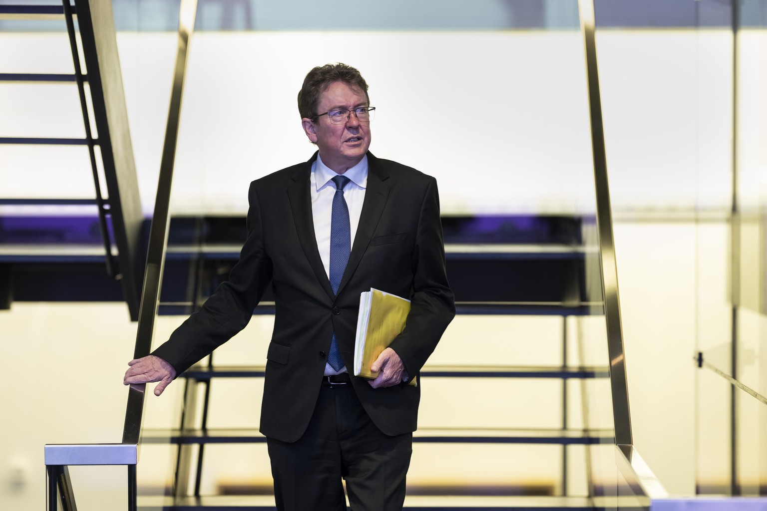 Bundesrat Albert Roesti schreitet zur Medienkonferenz nach der Bundesratssitzung, um ueber das weitere Vorgehen fuer den Infrastrukturausbau im Zusammenhang mit dem Bericht zum Bericht &quot;Verkehr & ...