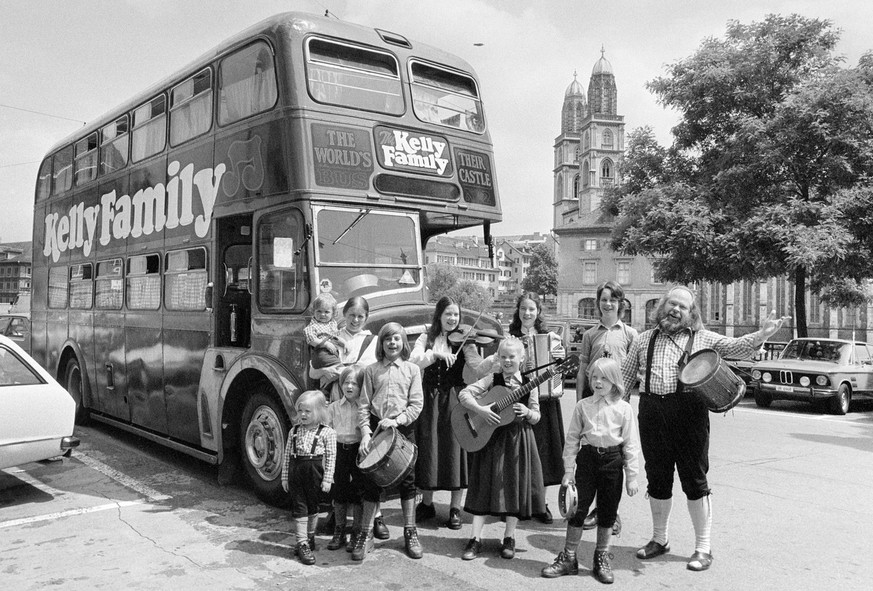 Die Musikgruppe &quot;The Kelly Family&quot; posiert im Juni 1979 mit ihrem Doppeldeckerbus vor dem Grossmuenster in Zuerich, Schweiz. (KEYSTONE/Str)