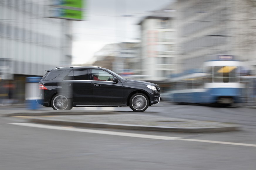 ZUM THEMA GELAENDEWAGEN UND STADTVERKEHR STELLEN WIR IHNEN HEUTE FOLGENDES NEUES BILDMATERIAL ZUR VERFUEGUNG --- A Mercedes SUV in traffic at the intersection Uraniastrasse and Sihlstrasse in Zurich,  ...