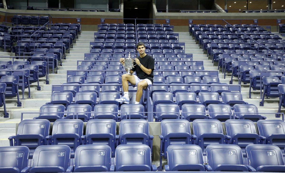 epa10179138 Carlos Alcaraz of Spain poses inside the Arthur Ashe Stadium with the championship trophy after defeating Casper Ruud of Norway during the men's final match at the US Open Tennis Cham ...