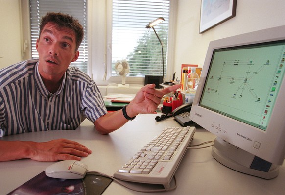 Michael Lauber, Sektionschef im Bundesamt fuer Polizeiwesen, erklaert am Dienstag, 6. Juli 1999 in Bern eine neue Software zur Bekaempfung von organisiertem Verbrechen. (KEYSTONE/Alessandro della Vall ...