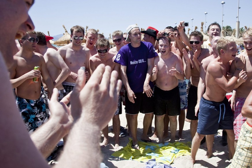 German tourists party on the beach in Platja de Palma on the Spanish island Mallorca, pictured on June 4, 2010. (KEYSTONE/Ennio Leanza)

Deutsche Touristen feiern am Strand von Platja de Palma auf der ...