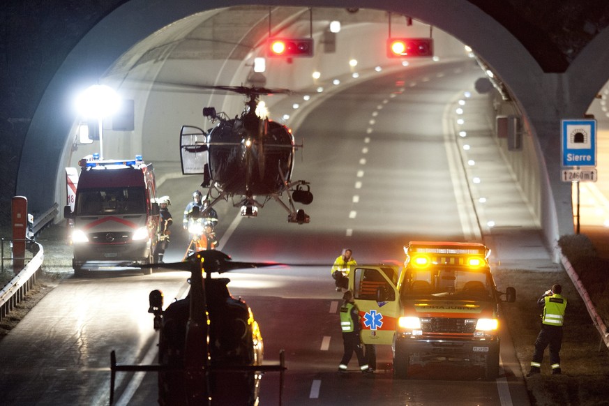 ZUR MELDUNG, DASS DIE WALLISER JUSTIZ DIE UNTERSUCHUNG ZUM BUSDRAMA VON SIDERS EINSTELLT, STELLEN WIR IHNEN AM MONTAG, 30. JUNI 2014, FOLGENDES ARCHIVBILD ZUR VERFUEGUNG - Rescuers work at the tunnel  ...