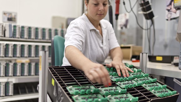 ARCHIVBILD ZUR KONKRETISIERUNG DES BOERSENGANGS VON LANDIS+GYR, AM MITTWOCH, 12. JULI 2017 - Production of industrial power meters at Landis + Gyr, a Swiss company specialized in energy management and ...