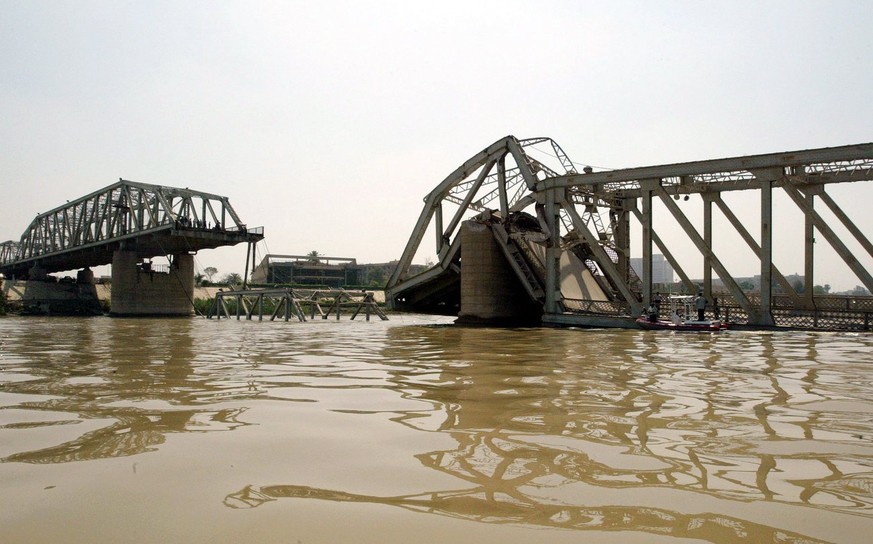 epa00981670 The scene where a truck bomb exploded in the middle of al-Sarafiyah Bridge in Baghdad on Thursday 12 April 2007 .A truck bomb exploded on a major bridge in Baghdad early Thursday , killing ...