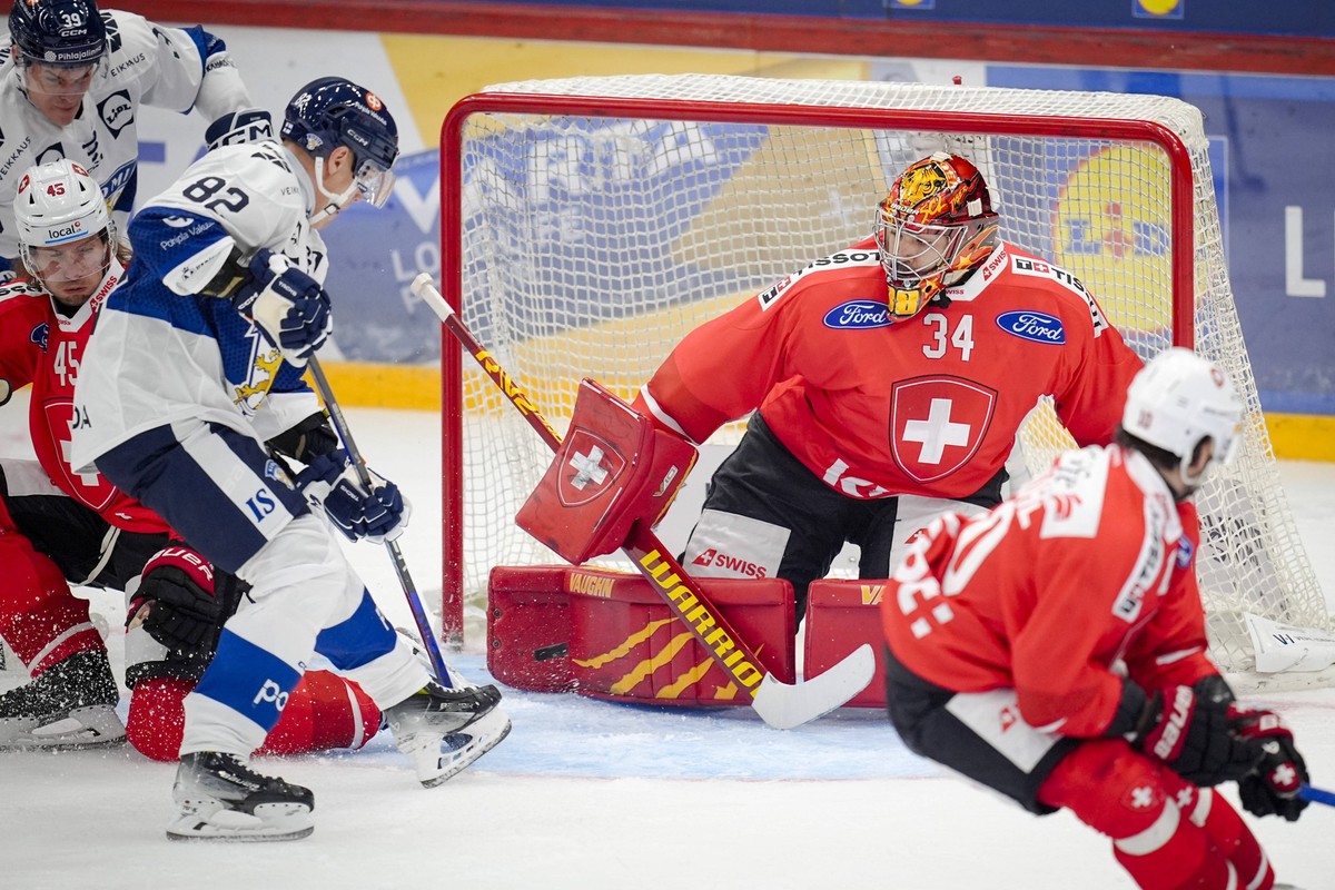 Sport Bilder des Tages Harri Pesonen 82, of Finland and Stephane Charlin 34, of Switzerland during the Ice hockey, Eishockey Euro Hockey Tour Karjala Tournament match between Switzerland and of Finlan ...