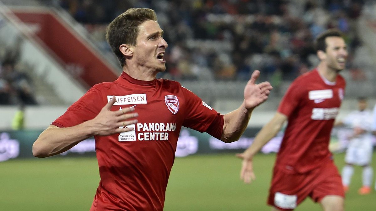 Die Thuner Fulvio Sulmoni, links, und Berat Sadik feiern den Treffer zum 3:2 im Fussball Super League Spiel zwischen dem FC Thun und dem FC Luzern, am Dienstag, 23. September 2014, in der Stockhorn Ar ...