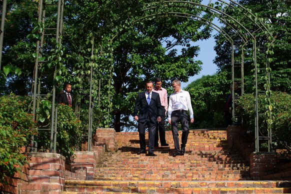 Australiens Premier Tony Abbott wandert durch Singapurs Botanische Gärten – letztere sind im Katalog der Welterbestätten aufgenommen worden.