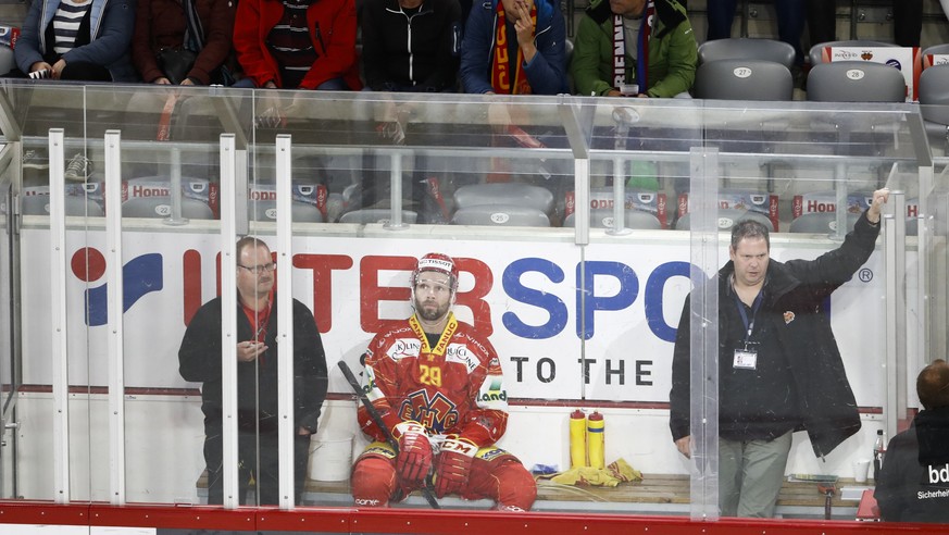 Biels Beat Forster sitzt auf der Strafbank, im vierten Eishockey Playoff-Halbfinalspiel der National League zwischen dem EHC Biel und dem SC Bern, am Dienstag, 2. April 2019 in der Tissot Arena in Bie ...