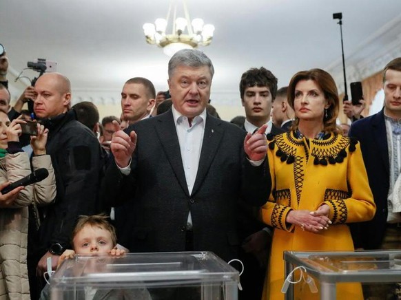 Der ukrainische Staatschef Petro Poroschenko wirbt bei der Stimmabgabe für die Präsidentenwahl ein letztes Mal für sich.