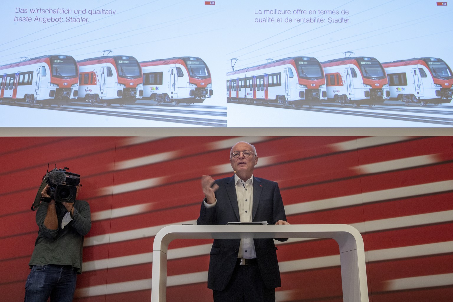 Vincent Ducrot, CEO SBB, informiert ueber den Vergabeentscheid um den Zuschlag fuer 286 Triebzuege fuer den Regionalverkehr, am Dienstag, 5. Oktober 2021, in Bern. Der Zughersteller Stadler Rail hat s ...