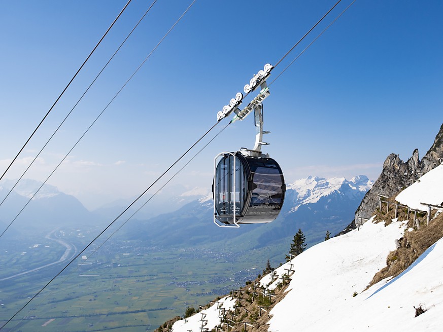 Vom Frühling hinauf in den Winter: Die Staubern-Bahn in Frümsen SG hat am Karfreitag den Betrieb wieder aufgenommen. Im Herbst war eine leere Gondel aus dem Tragseil gesprungen.