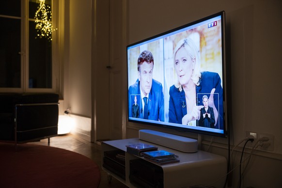 epa09899513 The only one to one TV debate between French President Emmanuel Macron and far-right contender Marine Le Pen, ahead of the second round of France&#039;s presidential election on Sunday, 24 ...
