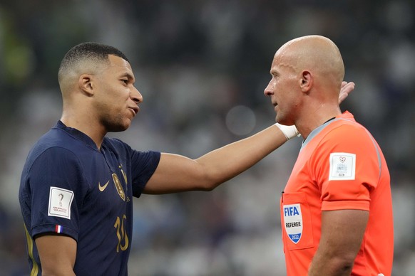 Kylian Mbappe z Francji rozmawia z sędzią Shimonem Marciniakiem podczas finałowego meczu Mistrzostw Świata w piłce nożnej między Argentyną a Francją na stadionie Lusail w Lusail w Katarze, w niedzielę.  18, 2022. (AP P...