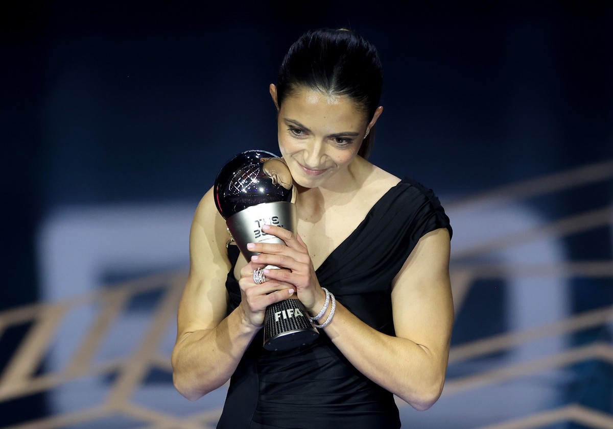 epa11080213 Spanish player Aitana Bonmati wins the Best FIFA Women's Player award at the Best FIFA Football Awards 2023 in London, Britain, 15 January 2024. EPA/NEIL HALL