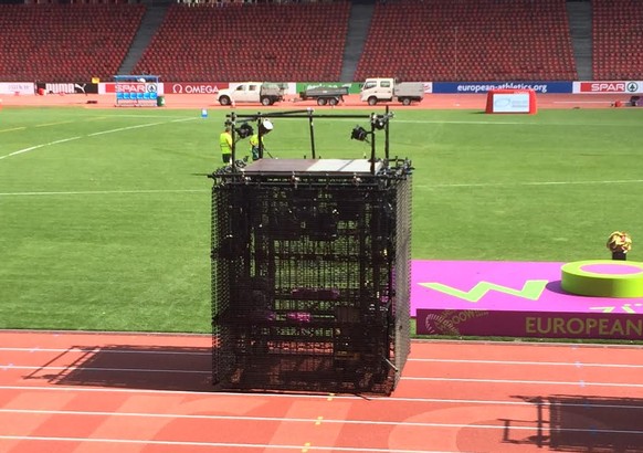 In diesem Drahtgeflecht befinden sich vier Volunteers, die den Cube in Bewegung bringen.