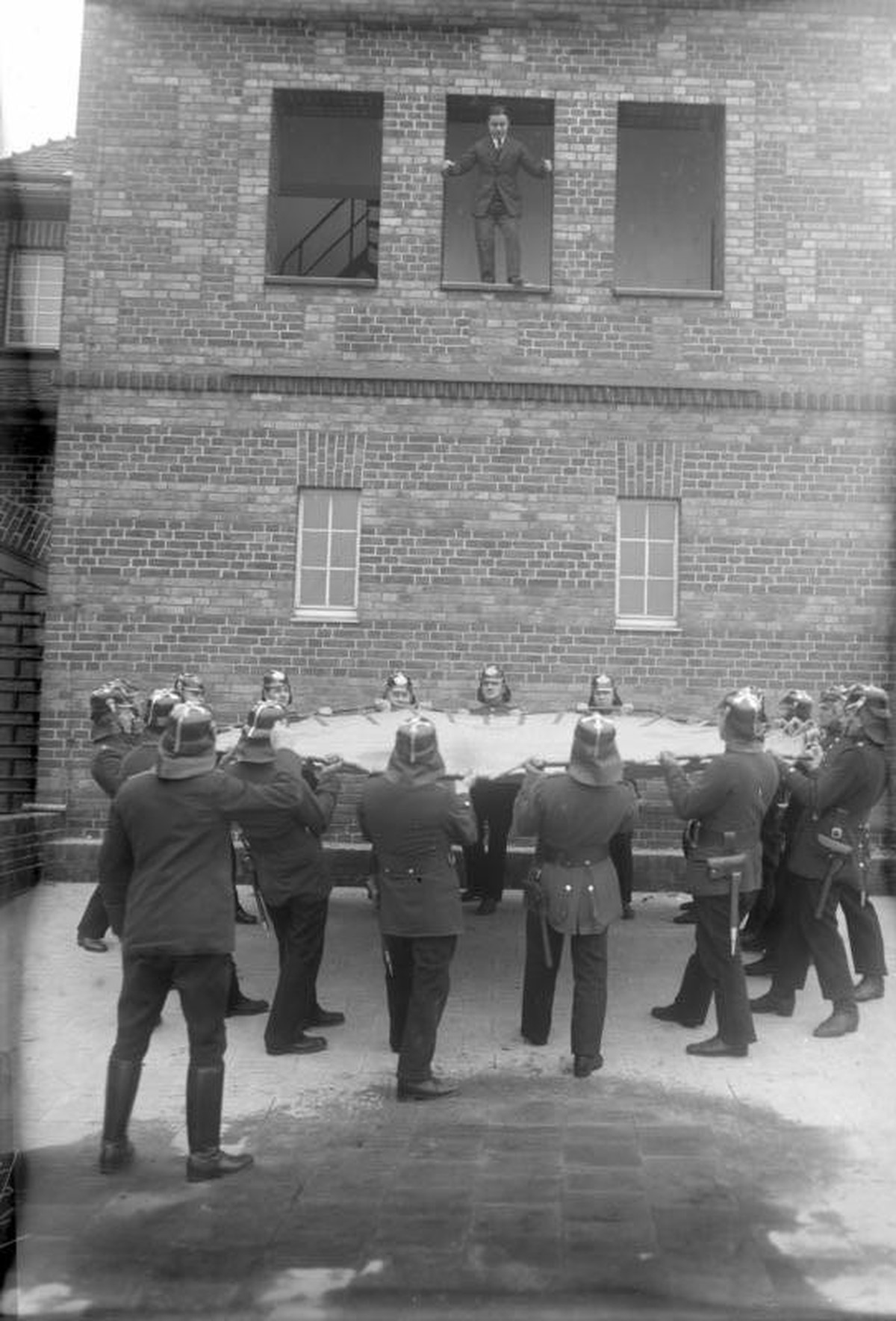 Einen Tag bei der Berliner Feuerwehr!
Berliner Feuerwehr beim Ueben mit dem Sprungtuch am Uebungsturm.