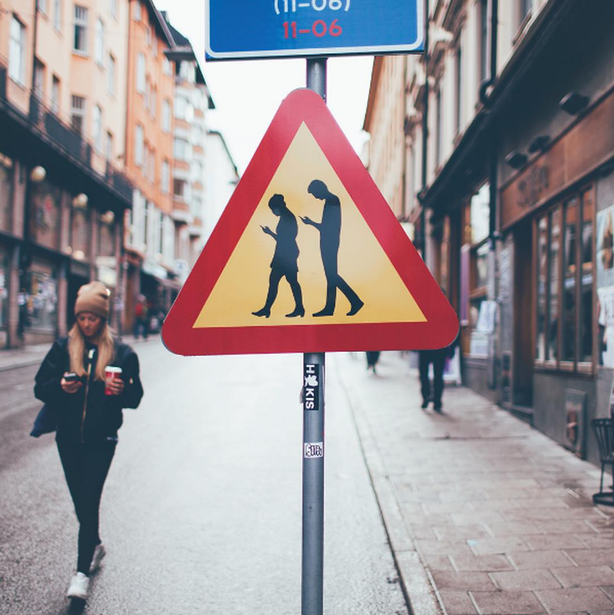 Smombie-Schild, Stockholm
Quelle: https://www.instagram.com/p/-HKo_IxIQL/?taken-by=sempler