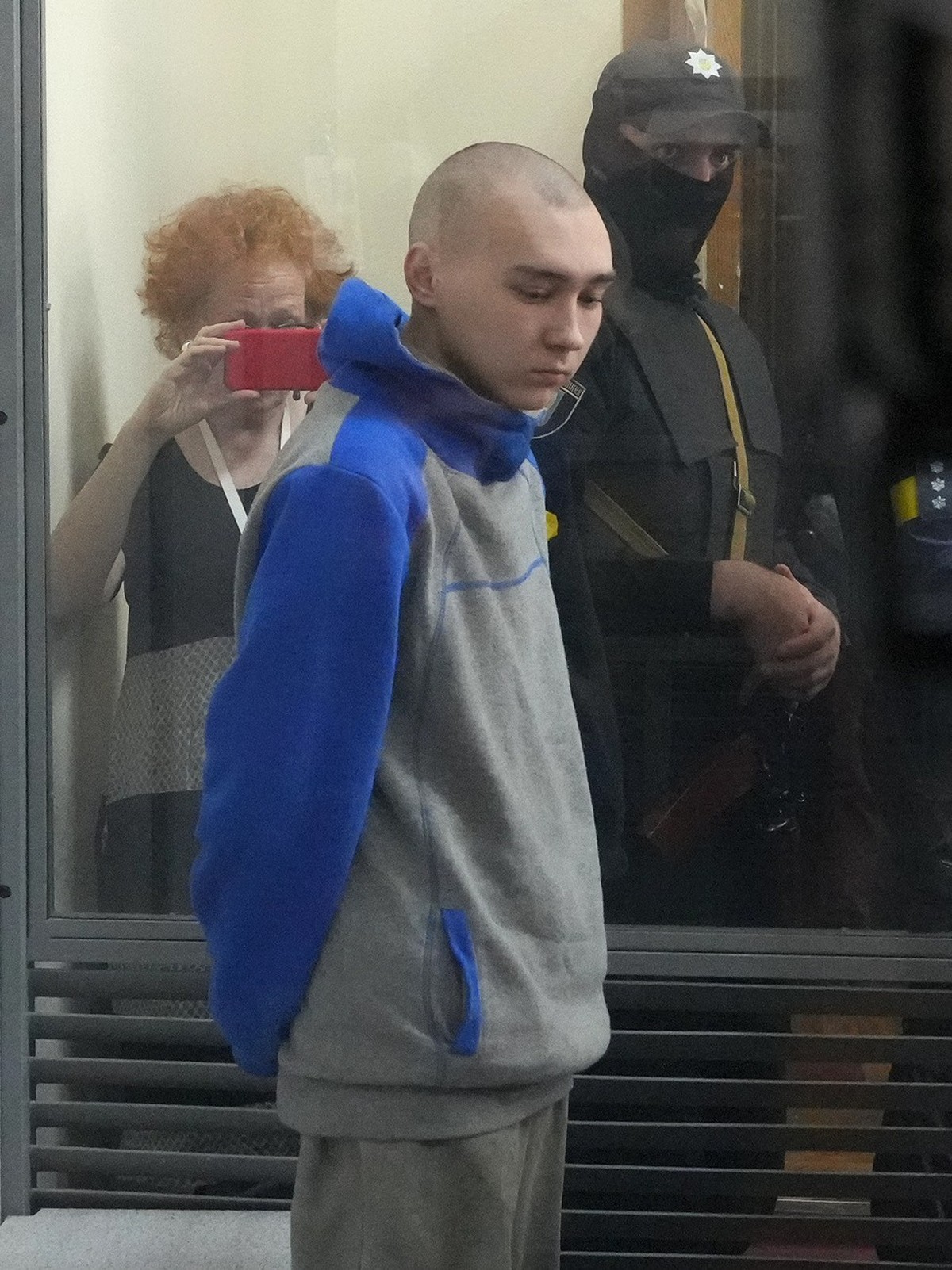 Un jeune soldat russe, Vadim Chichimarine, est suspecté d'avoir tué un civil de 62 ans, qui n'était pas armé. Il est jugé pour crime de guerre.