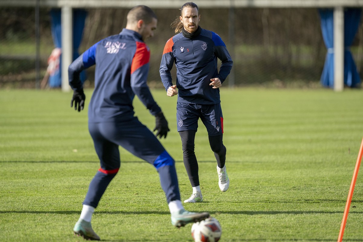 Basels Michael Lang beim Trainingsauftakt des FC Basel 1893 im neuen Jahr auf dem Campus in Basel, am Mittwoch, 3. Januar 2024. (KEYSTONE/Georgios Kefalas)