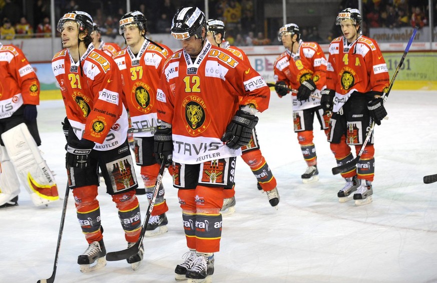 Tigers Fabian Sutter, Sandro Moggi und Tod Elik sind enttaeuscht, beim Eishockeyspiel der National League A zwischen den SCL Tigers und dem EV Zug, am Freitag, 20. Februar 2009, in der Ilfishalle in L ...