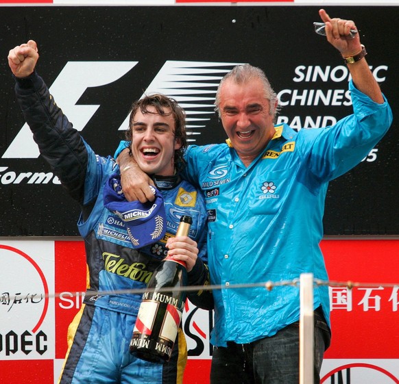 epa01863235 (FILES) New world champion Fernando Alonso (L) of Renault and Italian team principal Flavio Briatore (R) celebrate on the podium following victory in the Chinese Grand Prix in Shanghai, Su ...