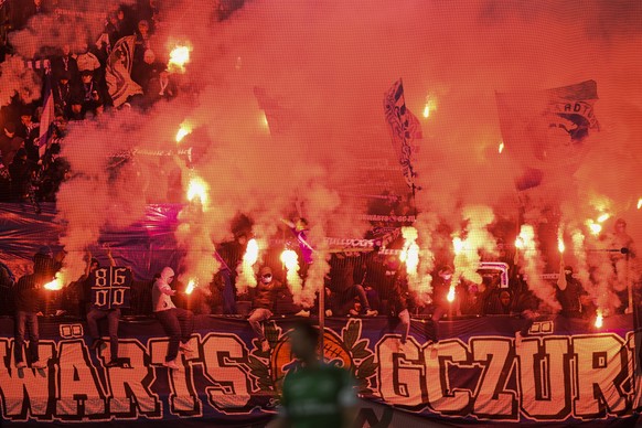 GC Fans zuenden Pyros, im Fussball Super League Spiel zwischen dem FC St. Gallen und dem Grasshoppers Club Zuerich, am Sonntag, 5. Dezember 2021, im Kybunpark in St. Gallen. (KEYSTONE/Gian Ehrenzeller ...