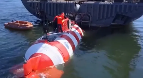 Screenshot aus einem älteren Video des russischen Verteidigungsministeriums: Eines der verdächtigen Schiffe verfügt über ein Mini-U-Boot.