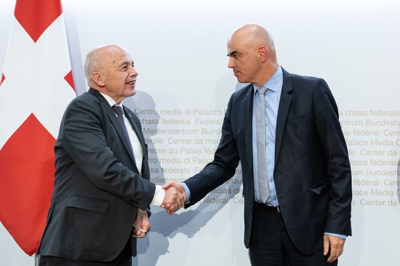 Die Bundesraete Alain Berset, rechts, und Ueli Maurer verabschieden sich nach der Medienkonferenz zu den Abstimmungsergebnissen, am Sonntag, 25. September 2022, in Bern. Das Schweizer Stimmvolk hatte  ...