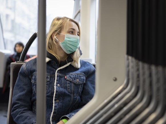 Fahrgaeste mit und ohne Maske sitzen in einem Tram, am Freitag, 1. April 2022 in Bern. Die Maskenpflicht im oeffentlichen Verkehr wurde durch den Bund aufgehoben. (KEYSTONE/Peter Klaunzer)