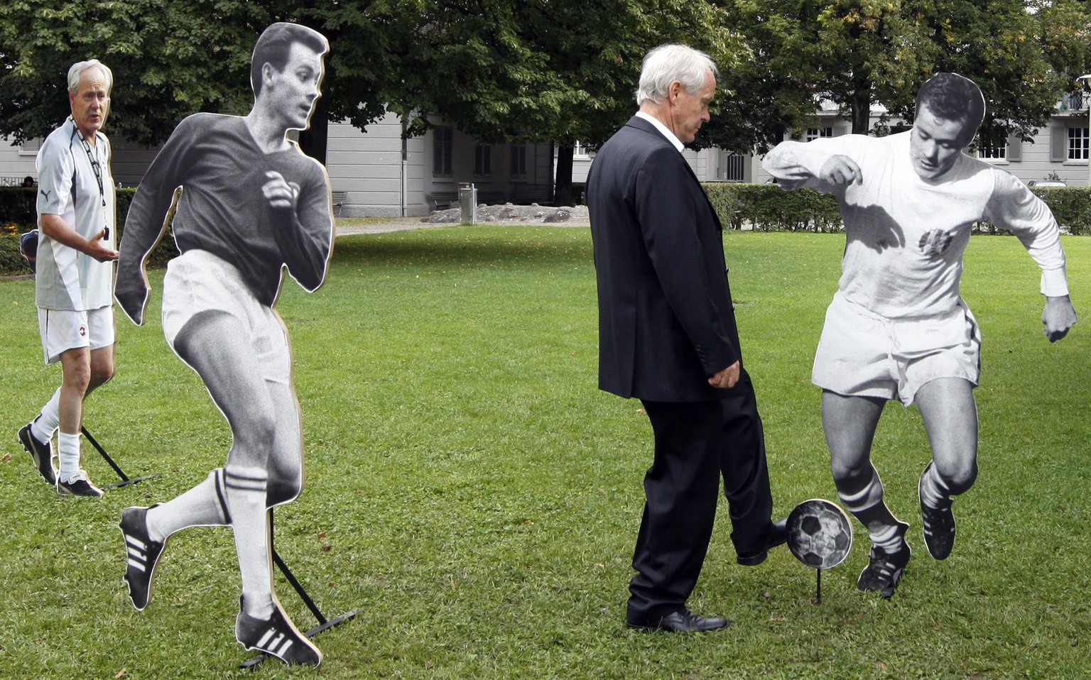 ARCHIVBILD ZUM TOD VON KOEBI KUHN --- Der ehemalige Schweizer Nationaltrainer Jakob Koebi Kuhn posiert mit seinesgleichen anlaesslich seiner offiziellen Verabschiedung am Freitag, 12. September 2008 a ...