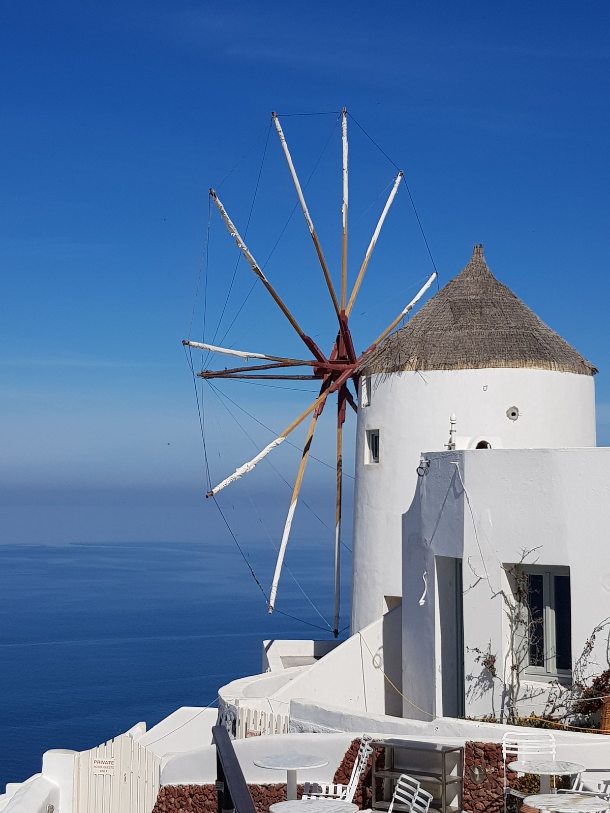 Die griechischen Windmühlen sind auf Santorini ebenfalls zu finden.