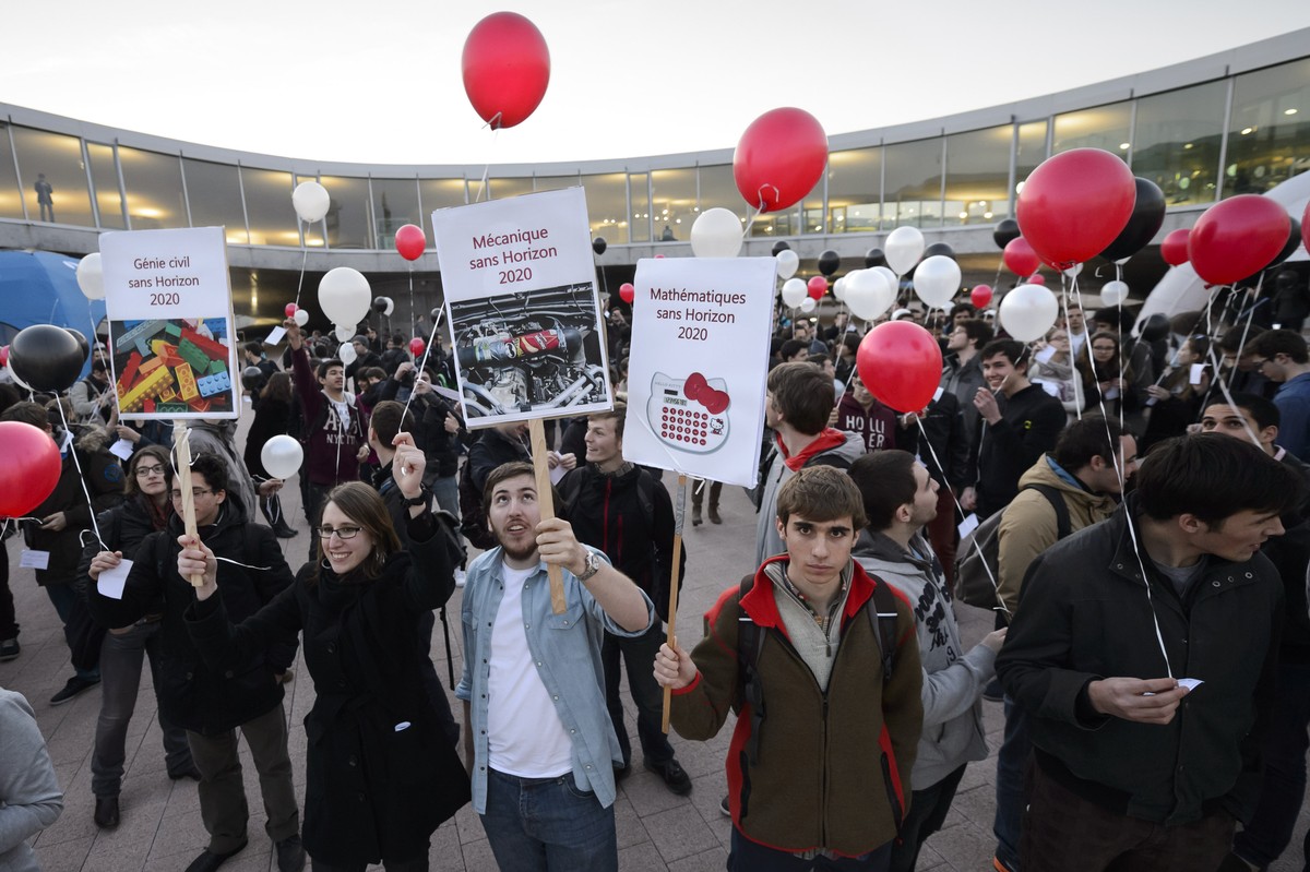 Des etudiants manifestent en effectuant un lache de ballons contre l'exclusion de la Suisse des accords Erasmus+ et Horizon 2020 ce lundi 10 mars 2014 au batiment du Rolex Learning Center de l  ...