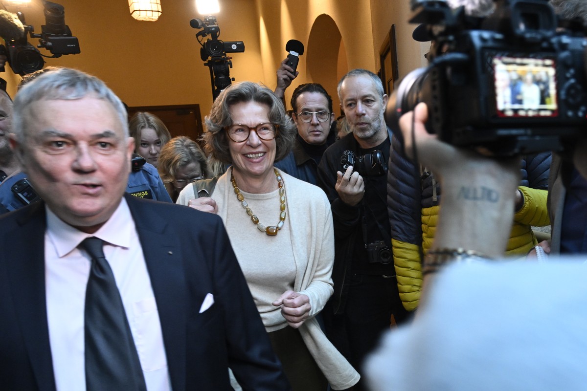 epa11596303 Swedbank's former CEO Birgitte Bonnesen (C) arrives to court as the trial begins in the Stockholm district court against Bonnesen, in Stockholm, Sweden, 04 October 2022 Ireissued on 1 ...